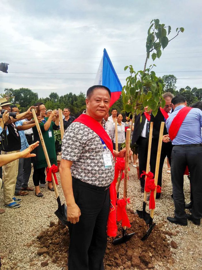 台北市四川同乡会成都办事处主任刘厚林参加止戈公园开基仪式