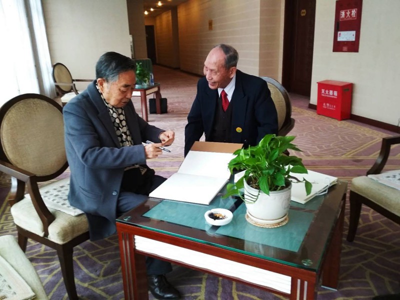 四川著名书画家黄涛大师与台湾中华世纪书画协会会长郭善得互赠作品