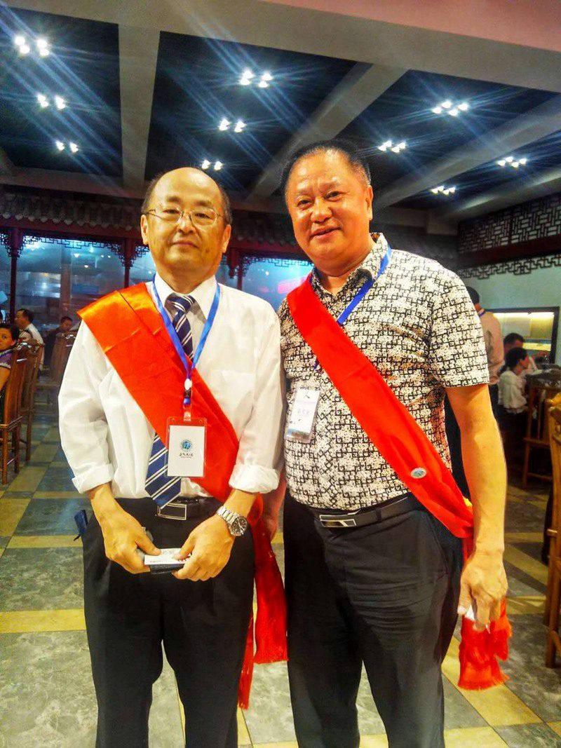 台北市四川同乡会成都办事处主任刘厚林与日本松下公司懂事长合影