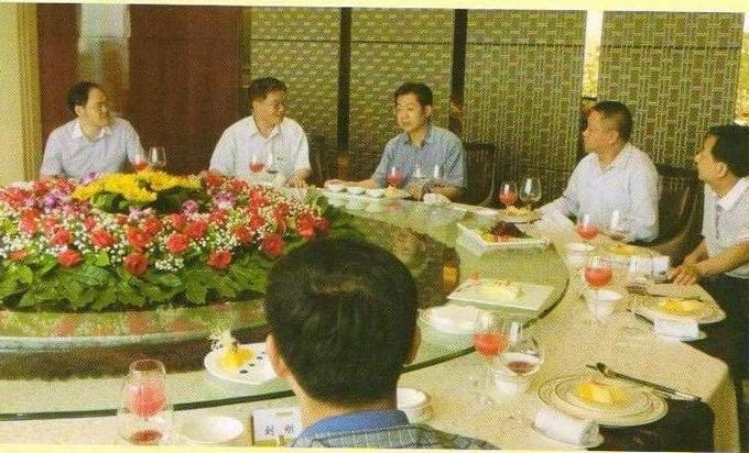 2013年7月2日成都办事处主任刘厚林同台北四川同乡会代表团赴南充市考察