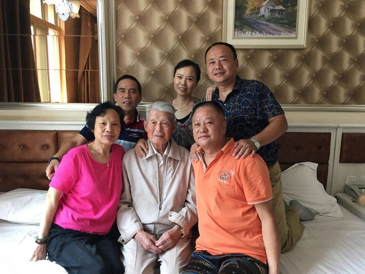 刘厚林在昆明探望唯一健在的飞虎队队员陆建航先生